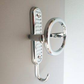   Ezüst színű, nagy fém fogas, falra szerelhető, 70 mm furatávval