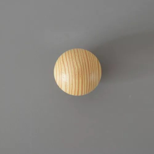 OLZA Kiefer, lackierter Holzmöbelknauf