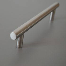   HRAZDA rozsdamentes acél imitáció színű, fém bútorfogantyú, 160 mm furattávval, üreges rúd