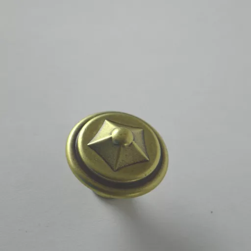 Klassischer bronzefarbener Möbelknopf aus Metall