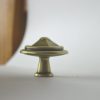 Klassischer bronzefarbener Möbelknopf aus Metall