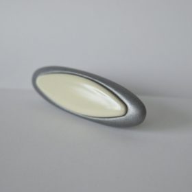   Antik fém bútogomb, antik fekete, bézs-márvány, 32 mm furattávval