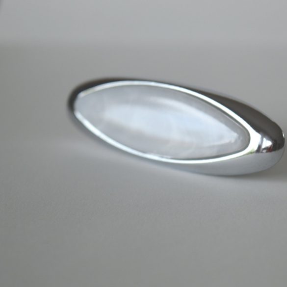 Metall-Möbelgriff, glänzend verchromt, weiß marmoriert, 32 mm Lochabstand