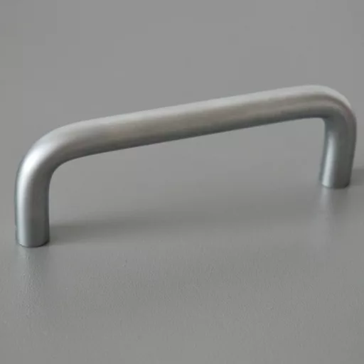 Metall-Möbelgriff in Chrom matt mit 96 mm Lochabstand