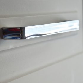 SCOOP Chrom glänzend, moderner Möbelgriff, 320 mm Bohrung