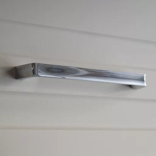 SCOOP Chrom glänzend, moderner Möbelgriff, 320 mm Bohrung