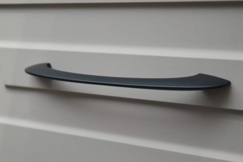 SWOOSH 160, fém bútorfogantyú, matt fekete színű, 160 mm furattávval