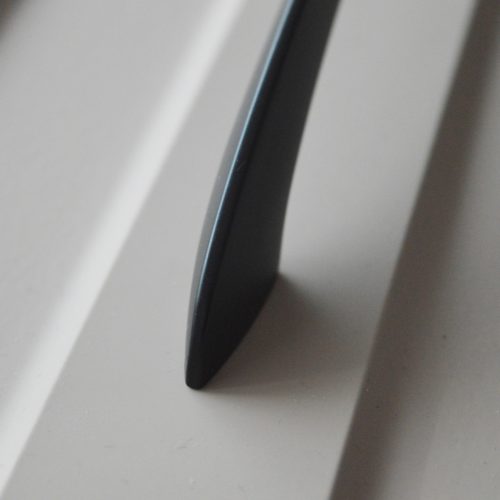 SWOOSH 160, fém bútorfogantyú, matt fekete színű, 160 mm furattávval