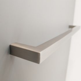   STRETCH Möbelgriff aus Metall, Farbe Nickel gebürstet, Bohrung 224 mm