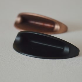   EMOJIE Matt fekete, íves bútorfogantyú, 64 mm furattávolsággal