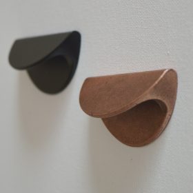   EMOJIE Vörösréz színű, íves bútorfogantyú, 64 mm furattávolsággal