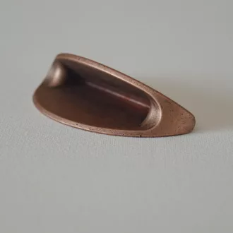   EMOJIE Vörösréz színű, íves bútorfogantyú, 64 mm furattávolsággal