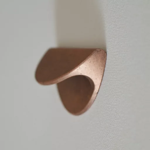EMOJIE Vörösréz színű, íves bútorfogantyú, 64 mm furattávolsággal