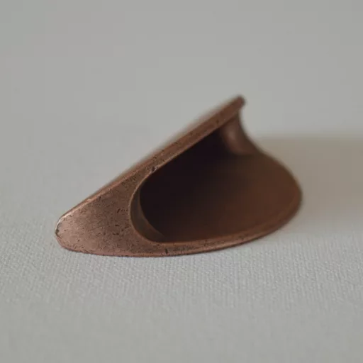 EMOJIE Vörösréz színű, íves bútorfogantyú, 64 mm furattávolsággal