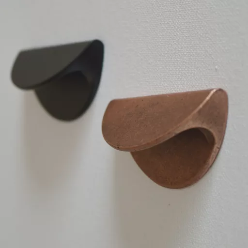 EMOJIE Vörösréz színű, íves bútorfogantyú, 64 mm furattávolsággal