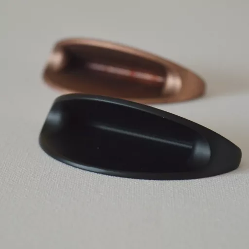 EMOJIE Vörösréz színű, íves bútorfogantyú, 64 mm furattávolsággal