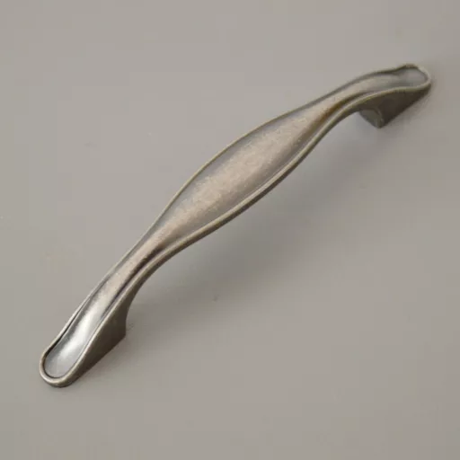 Möbelgriff aus antikisiertem schwarzem Metall mit 96 mm Lochabstand