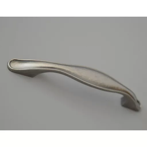 Möbelgriff aus antikisiertem schwarzem Metall mit 96 mm Lochabstand