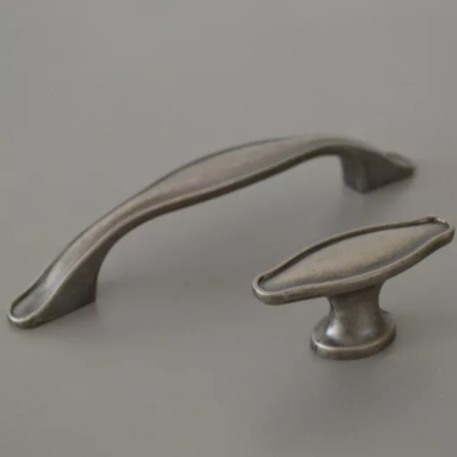 Möbelgriff aus antikisiertem schwarzem Metall mit 96 mm Lochabstand