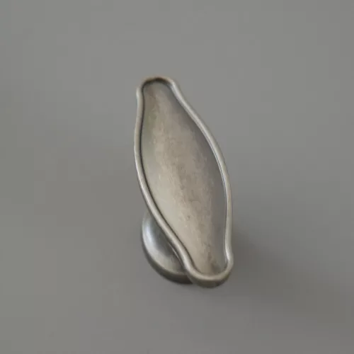 Möbelknopf aus schwarzem Metall, antikisiert