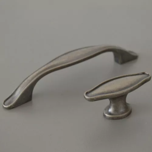 Möbelknopf aus schwarzem Metall, antikisiert