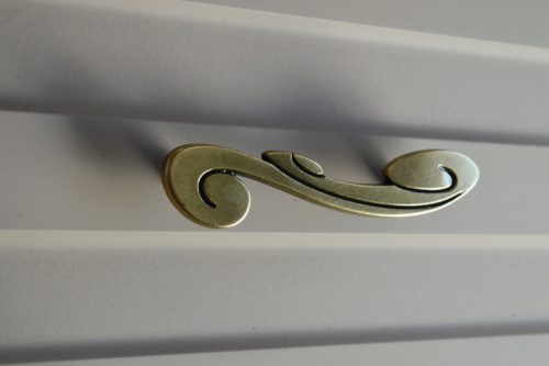 15130_R fém bútorfogantyú, 96 mm furattáv, antik bronz szín