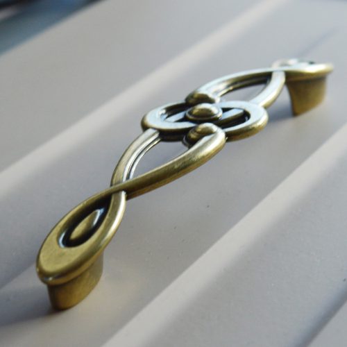 1519312812  fém bútorfogantyú, 128 mm furattáv, antik bronz szín