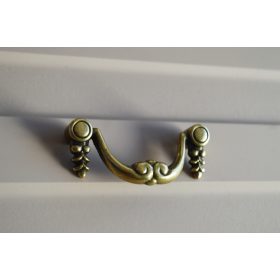   152256412 Antik-Bronze-Möbelgriff, 64 mm Bohrung, antiker Stil