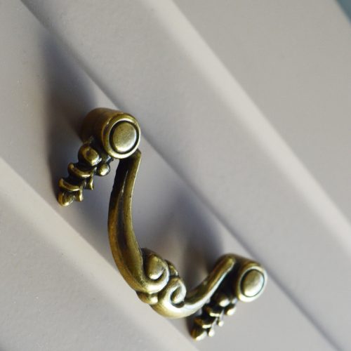 152256412 Antik-Bronze-Möbelgriff, 64 mm Bohrung, antiker Stil