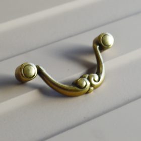   152266412 Antik-Bronze-Möbelgriff, 64 mm Bohrung, antiker Stil