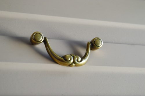 152266412 Antik-Bronze-Möbelgriff, 64 mm Bohrung, antiker Stil