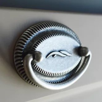 Möbelgriff aus Metall, Farbe Altsilber, Bohrung 64 mm