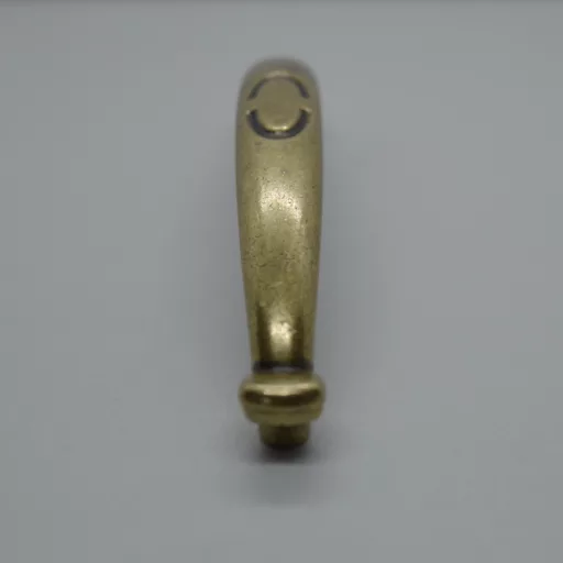 Antik stílusú, 64 mm furattávolság, antik bronz bútorfogantyú