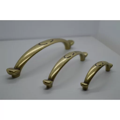 Antik stílusú, 64 mm furattávolság, antik bronz bútorfogantyú