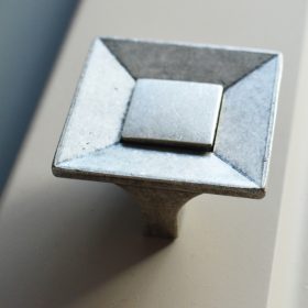   Antik fém bútorfogantyú, old silver,  bútorgomb 32 mm furattávolság