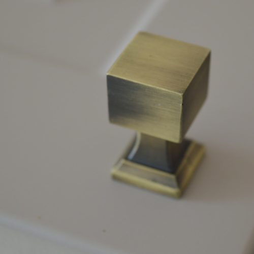 153741804 Viereckiger Metallmöbelknopf, antikbronzefarben