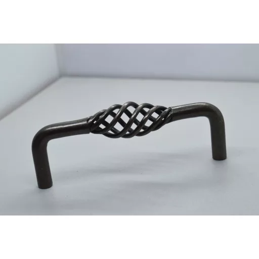 VIRELLA L fém bútorfogantyú, ófekete színű, csavart formájú, 96 mm furattávval