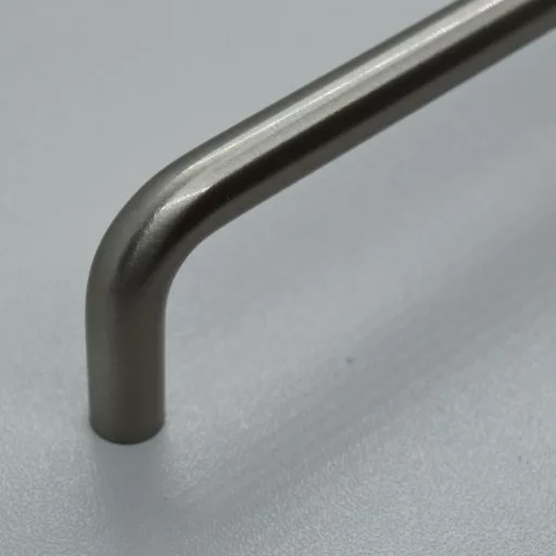 IDA Möbelgriff aus Metall, Farbe gebürstetes Nickel, Bohrung 96 mm