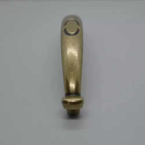Antik stílusú, 64 mm furattávolság, antik bronz bútorfogantyú