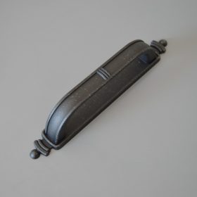   Fém bútorfogantyú, antik fekete színű, 96 mm furattávval