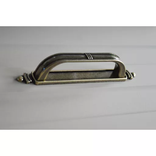 Fém bútorfogantyú, antik bronz színű, 96 mm furattávval
