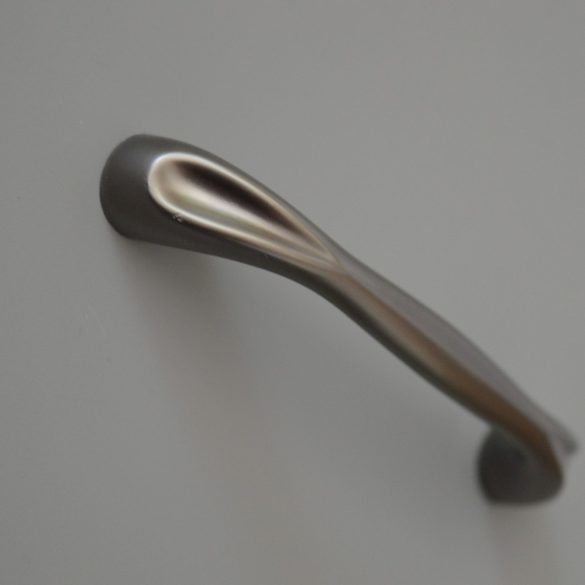 Möbelgriff aus titangrauem Metall mit 128 mm Lochabstand