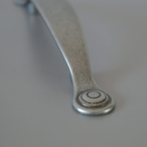 IRIS fém bútorfogantyú, 96 mm furattáv, antik fekete színű