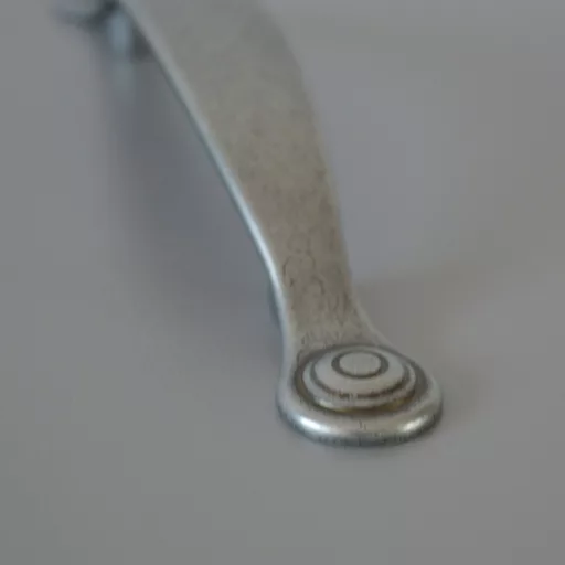IRIS fém bútorfogantyú, 96 mm furattáv, antik fekete színű