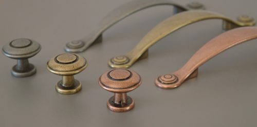 IRIS fém bútorfogantyú, 96 mm furattáv, antik fekete színű