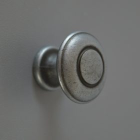 IRIS 19.3797.57 antik fekete színű, fém gombfogantyú