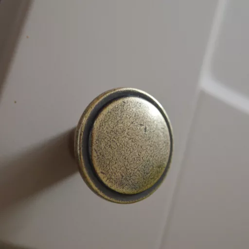 PINOT Antik világos bronz színű, fém bútorgomb 30 mm átmérő