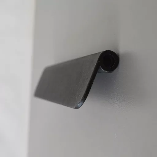 Apostrophe, fekete indusztriális, antikolt felületű, 32 mm furattávolságú