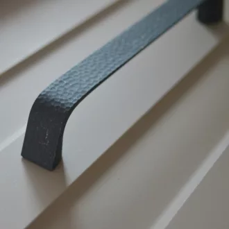   19.4135.53 Metallgriff für Möbel, antik schwarz, Lochabstand 160 mm