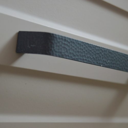 FORGE 19.4135.53 Fém bútorfogantyú, antik fekete színű, 160 mm furattávval